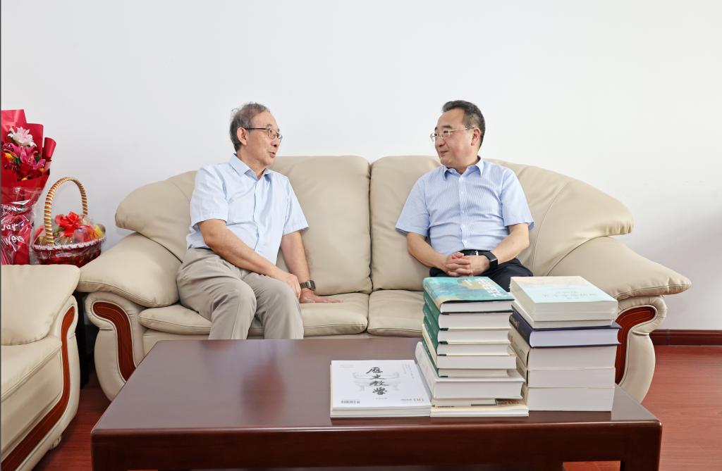 曲凯看望慰问学校专家学者