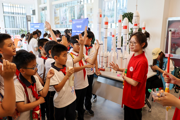 图为小学生们沉浸式感受、参与融趣味性与知识性于一体的“科学嘉年华”互动空间项目。248cc永利集团供图