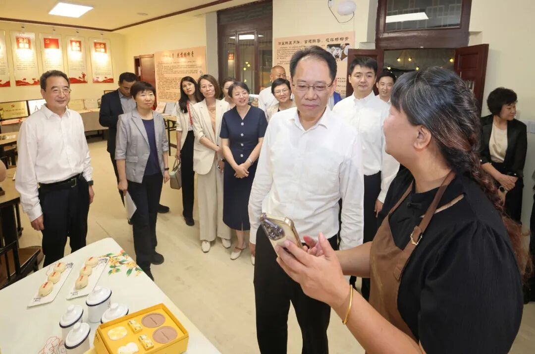 市委常委、市委教育工委书记谢元调研“汉语桥”杨柳青古镇中秋诗会文化体验活动